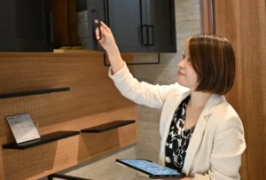 ショールームにて棚の高さや機能を説明しているielieさきこ